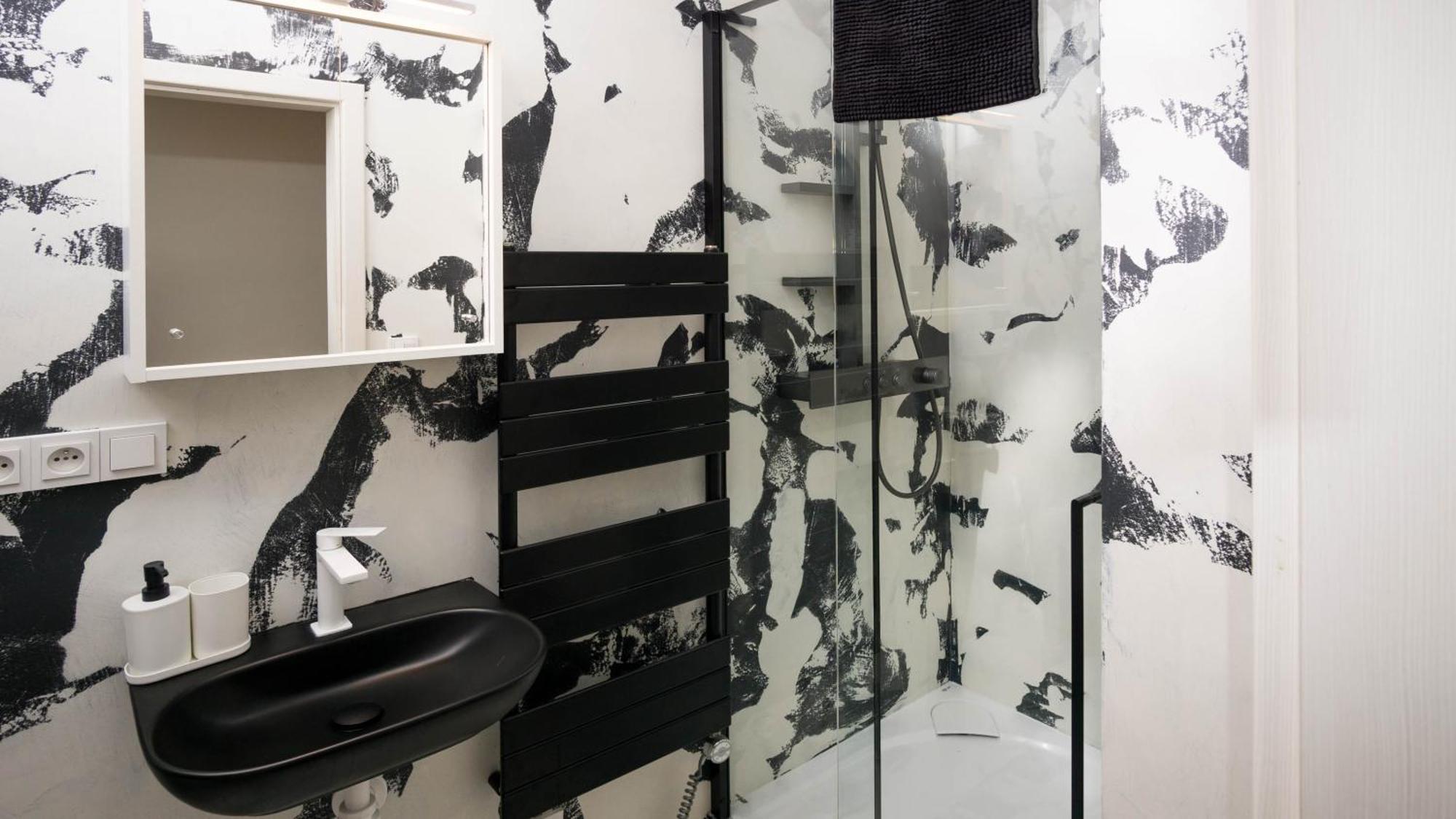 Black & White Apartment Prague By Wenceslas Square And Muzeum — Photos 3